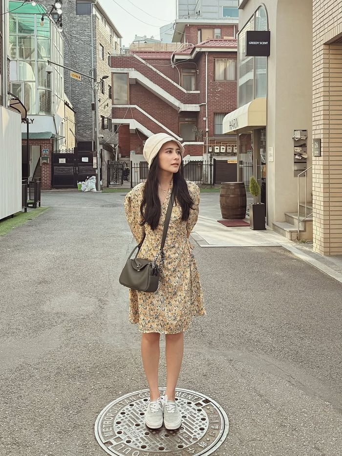 Prilly Latuconsina kenakan topi sebagai aksesori.