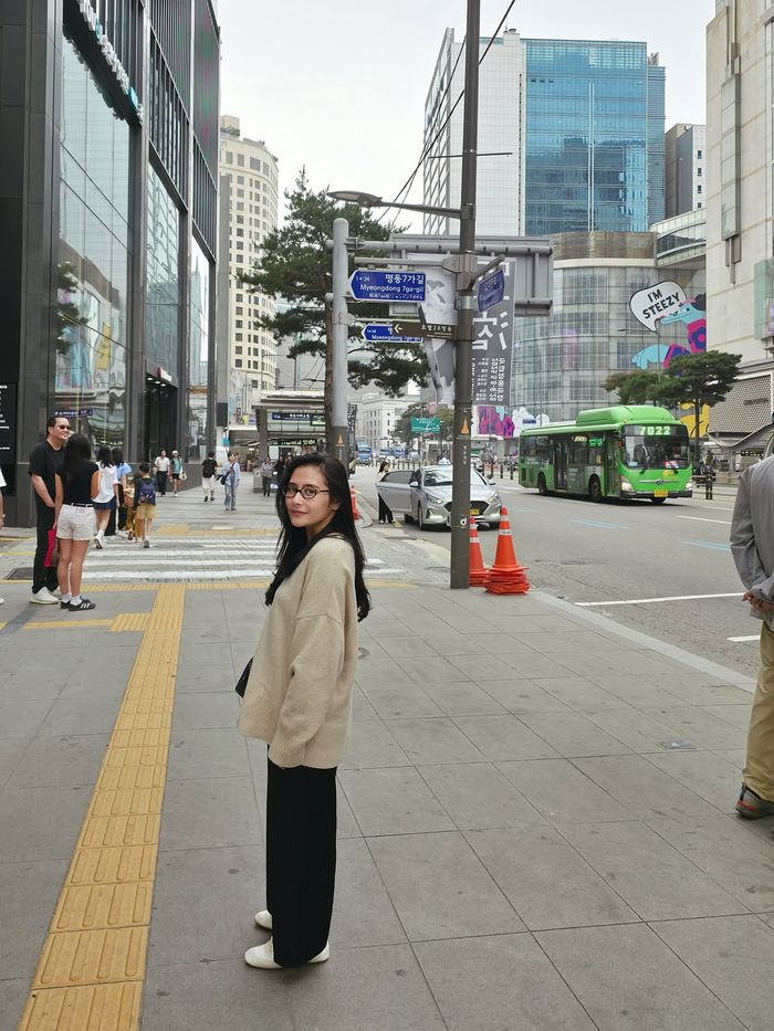 Tampilan kasual Prilly Latuconsina.