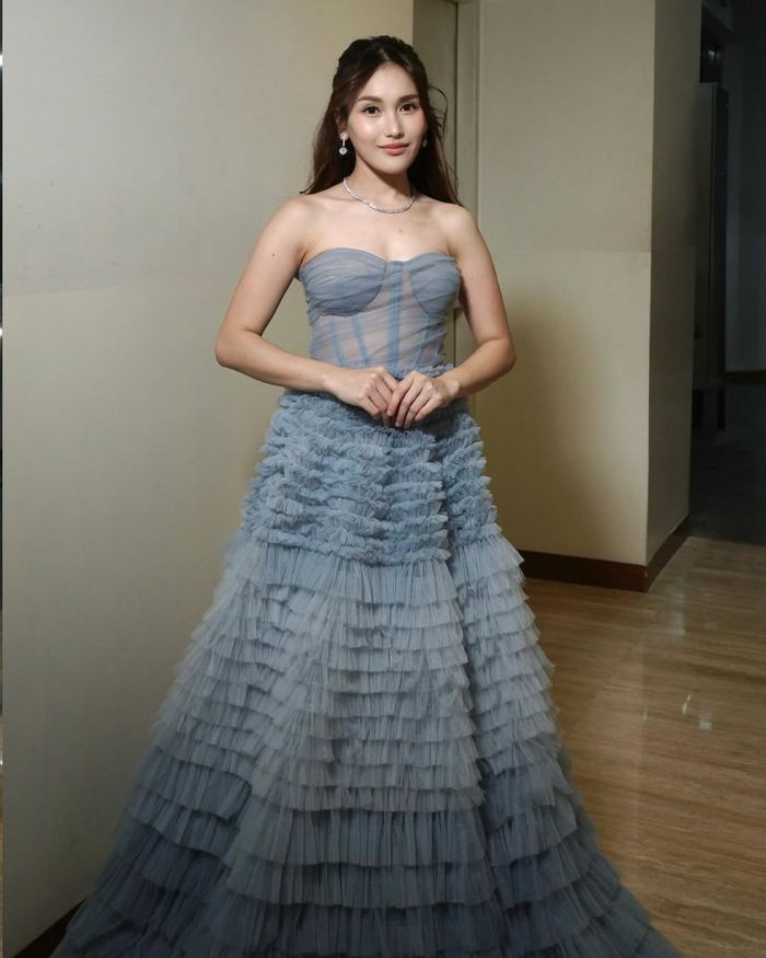 Gaun Ayu Ting Ting memiliki tamnpilan sheer pada bagian atas.