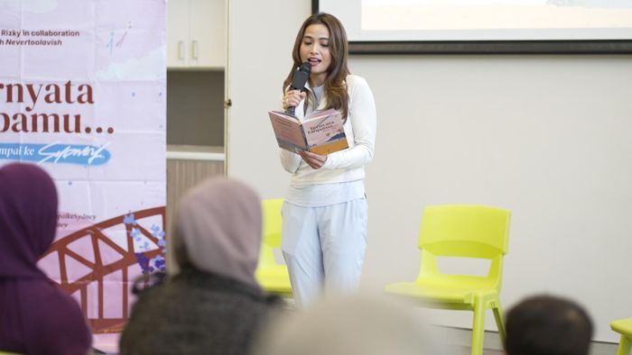 Aktris Acha Septriasa membacakan puisi yang ditulis oleh Natasha Rizky.