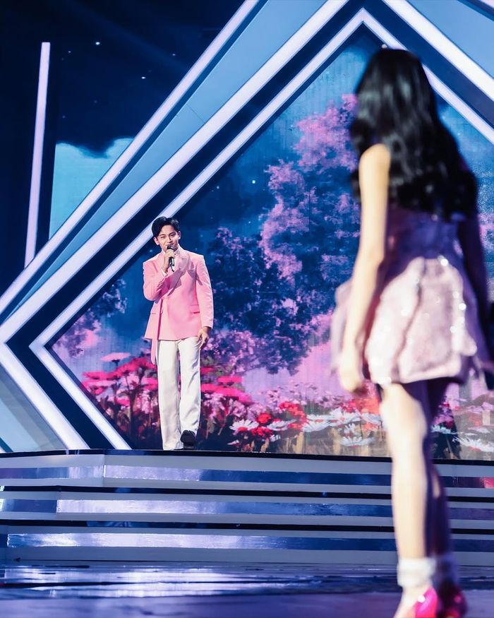 Randy Martin memulai duet bersama Lyodra di panggung SCTV Music Awards 2025.
