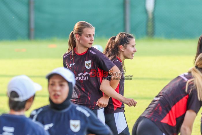 Isabelle Nottett (left) adn Isabel Kopp (right) training with the Indonesian Women's National Team.