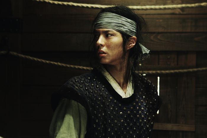 Park Bo Gum dalam film The Admiral: Roaring Currents.