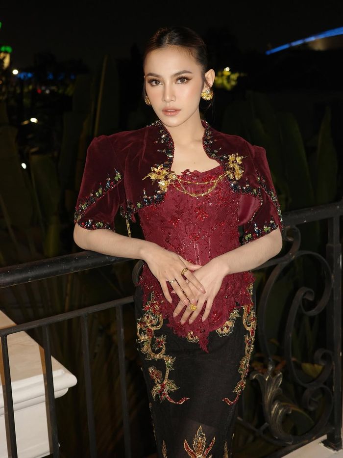 Kebaya modern yang dikenakan Mahalini.