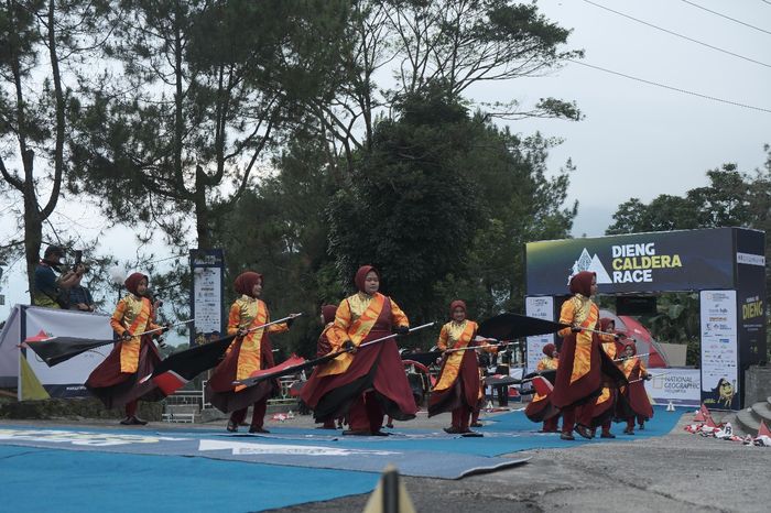 Kirab irama dari Gita Surya Persada yang berasal dari Muhammadiyah Wonosobo mengiringi pembukaan Dieng Caldera Race (DCR) 2025, Jumat (20/6/2025).