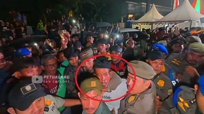 Detik-detik Dedi Mulyadi disiram pria misterius saat kunjungan ke Bekasi, polisi syok temukan jimat.
