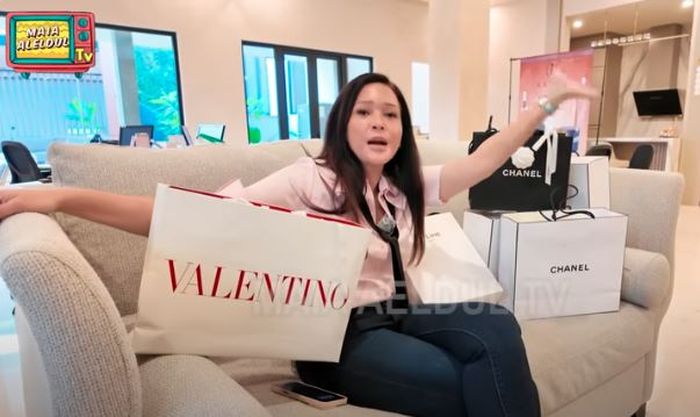 Maia Estianty memperlihatkan barang mewah yang jadi seserahan Alyssa Daguise