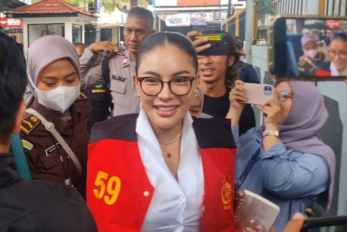 Kalung yang dipakai Nikita Mirzani saat sidang melawan Reza Gladys di Pengadilan Negeri Jakarta Selatan, Selasa (24/6/2025). 