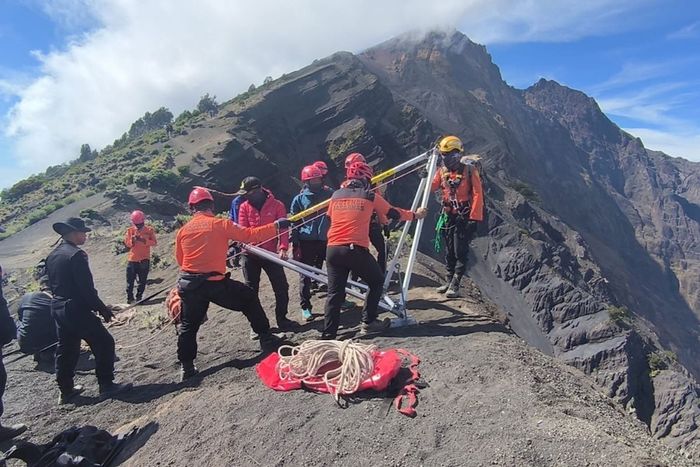 Proses evakuasi jenazah Juliana Marins dari jurang gunung Rinjani.