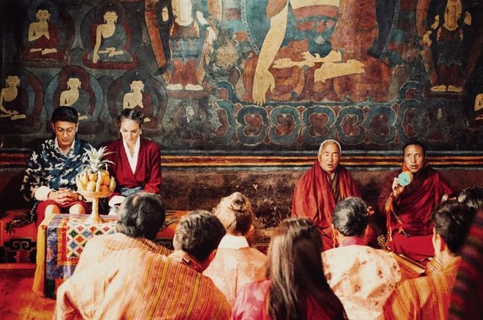 Dimas Anggara dan Nadine Chandrawinata menikah di Bhutan.