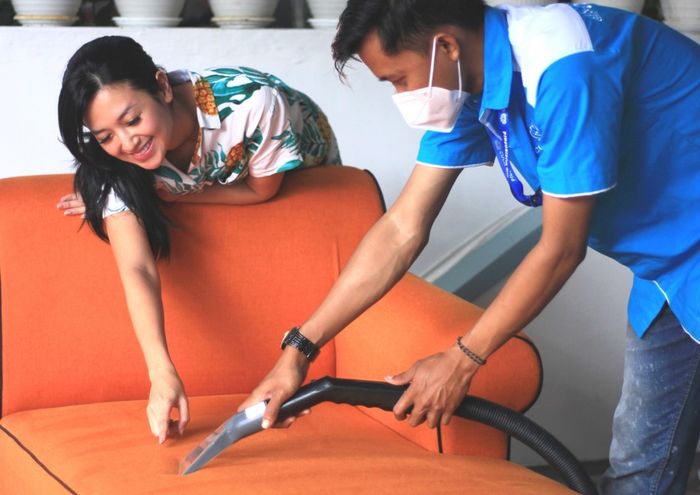 Membersihkan dan mencuci sofa secara teratur lebih dari sekadar estetika. 