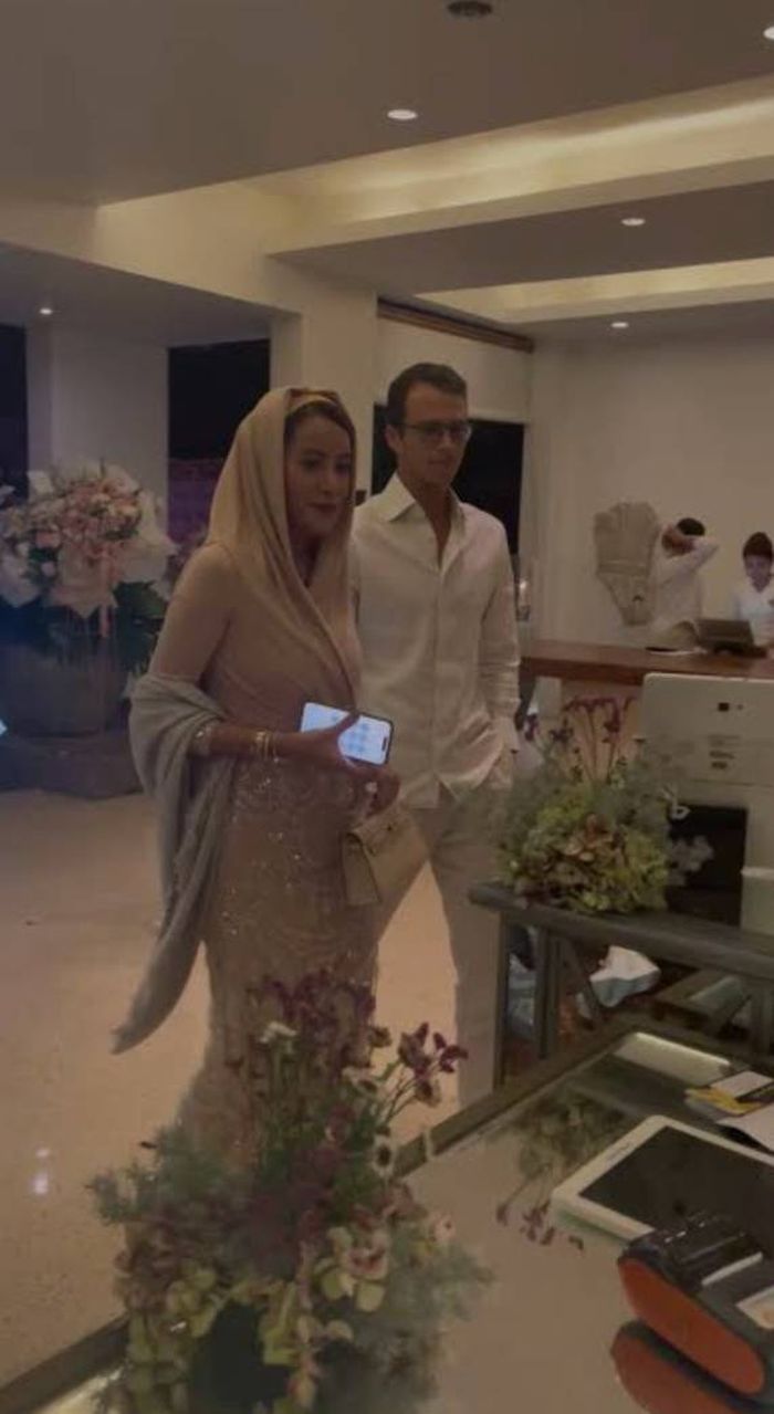 Olla Ramlan datang bersama pria bule ke pernikahan Luna Maya dan Maxime Bouttier.