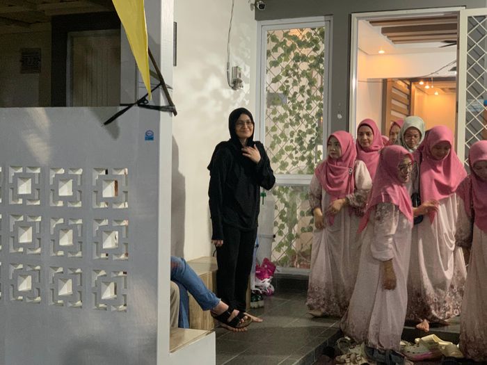 Mita terlihat tegar menyambut kehadiran para pelayat yang ingin menyampaikan doa dan dukungan.