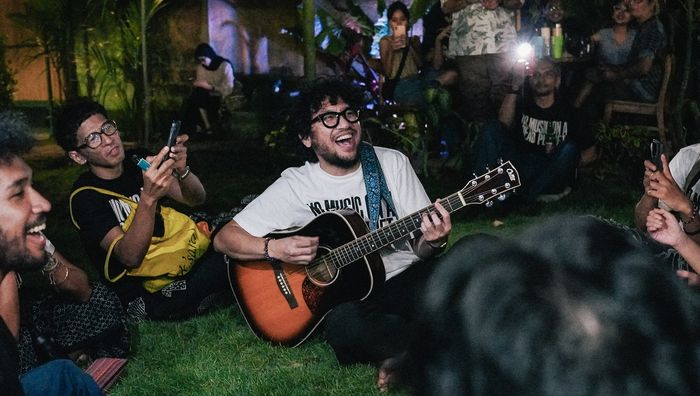 Turut menyuarakan keresahannya soal darurat lingkungan, Kunto Aji mengikuti rangkaian lokakarya khusus yang diselenggarakan oleh The Indonesian Climate Communications, Arts &amp; Music Lab (IKLIM).