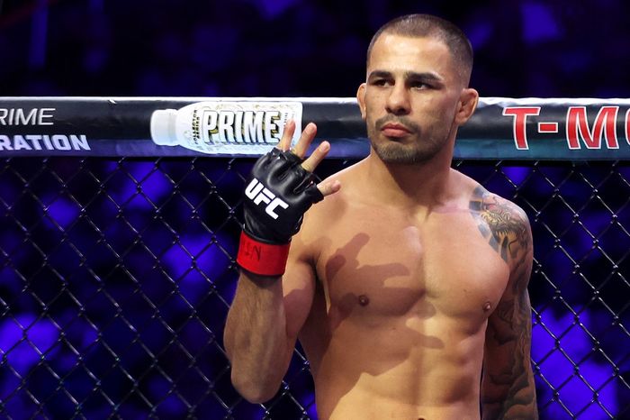 Gestur angka empat dari Alexandre Pantoja sebelum menghadapi Kai Kara-France dalam laga perebutan gelar juara kelas terbang dalam UFC 317 di T-Mobile Arena, Las Vegas, Nevada, Amerika Serikat, 28 Juni 2025.