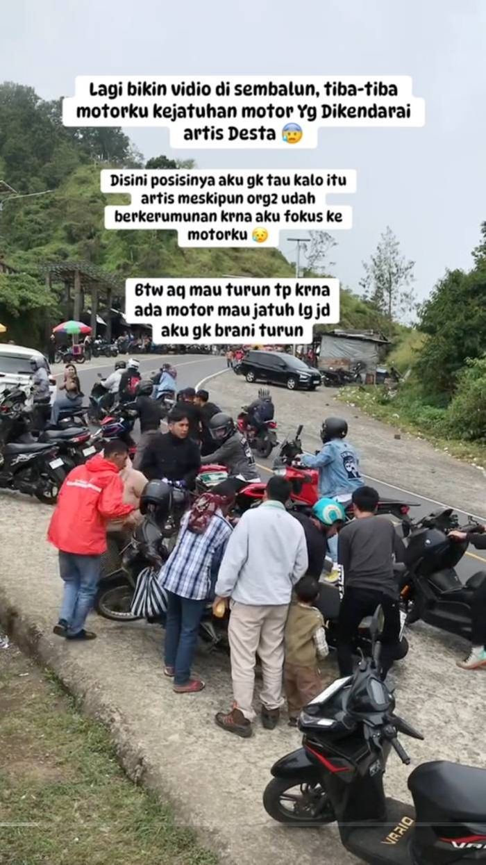 Warga bahu-membahu membantu Desta membangunkan mogenya yang menimpa motor warga.