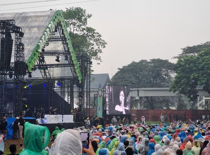 Penampilan Bernadya di acara Sunset di Kebun, Taman Mini Indonesia Indah (TMII), Jakarta Timur, Minggu (29/6/2025).
