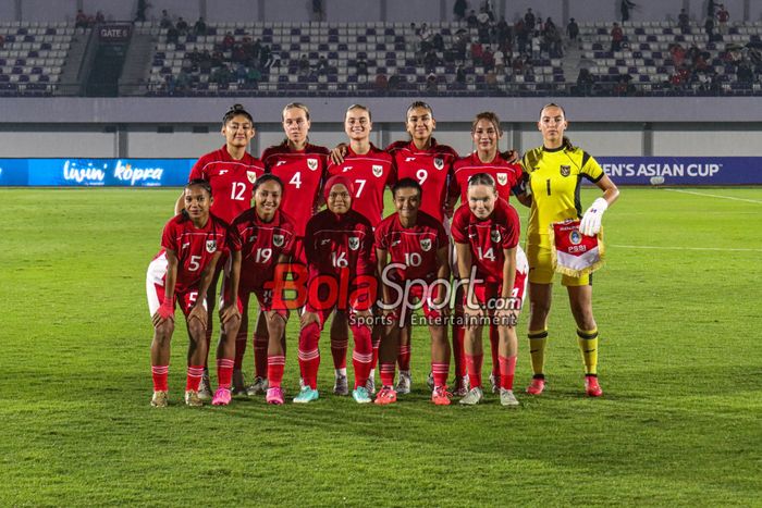 Skuad Timnas Putri Indonesia (Skuat Timnas Putri Indonesia) sedang berfoto bersama di Stadion Indomilk Arena, Tangerang, Banten, 29 Juni 2025.