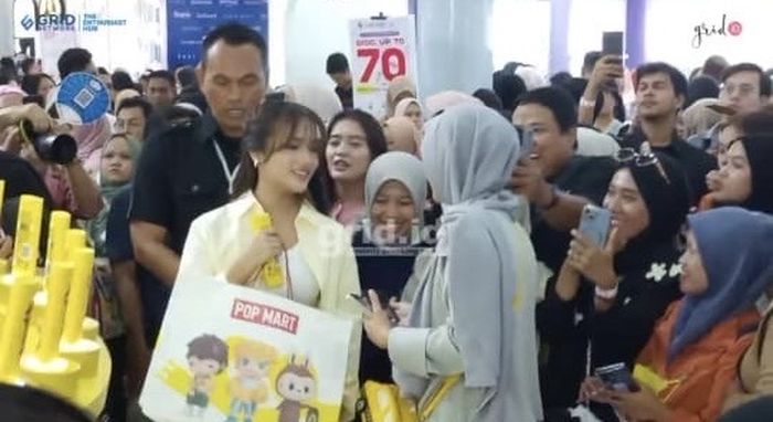 Momen Fuji An menerima hadiah dari penggemar.