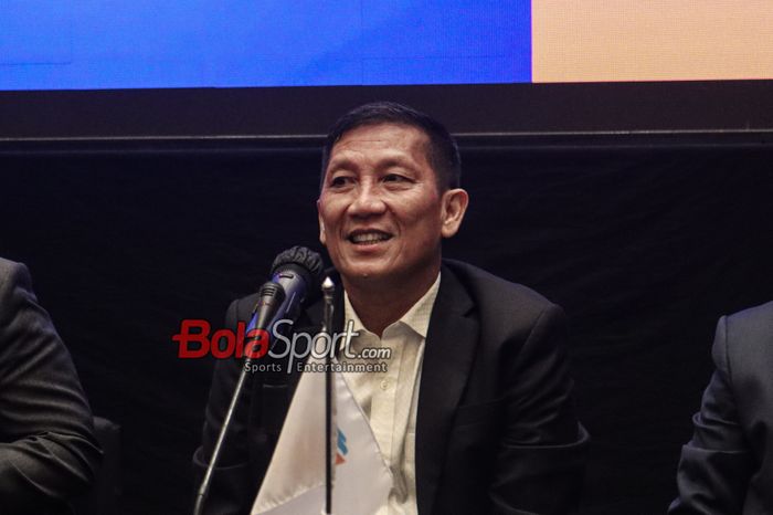 Direktur Utama PT LIB (Liga Indonesia Baru), Ferry Paulus, sedang memberikan keterangan kepada awak media di Hotel Langham, Senayan, Jakarta, Senin (7/7/2025).