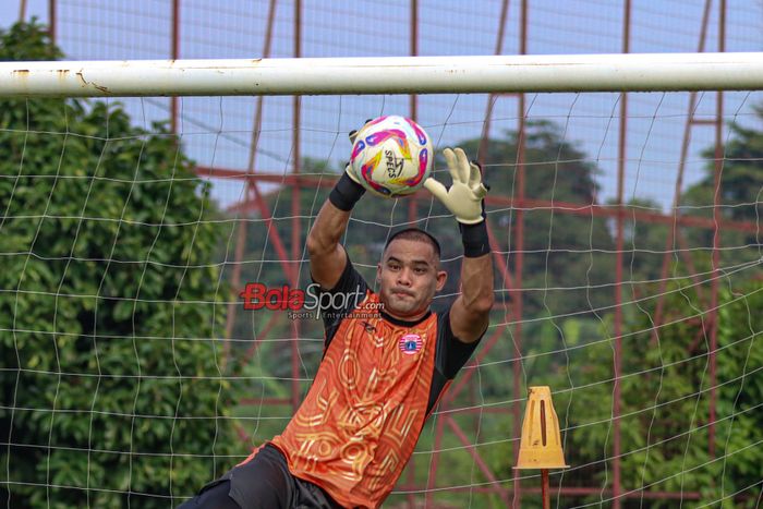 Kiper Persija Jakarta Andretani Ardiasa menangkap bola saat menjalani sesi latihan di Lapangan Nirwana Park, Sawangan, Jawa Barat, Selasa (7/8/2025).
