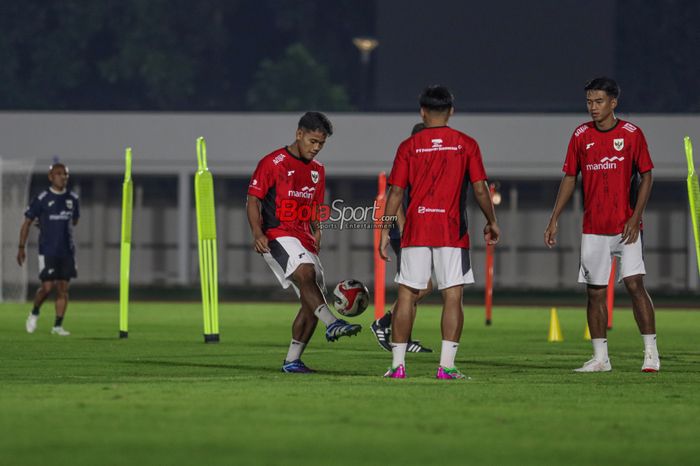 Toni Firmansyah (kiri) sedang berlatih bersama Timnas U-23 Indonesia di Stadion Madya, Senayan, Jakarta, Kamis (10/7/2025).