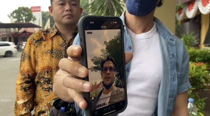 Edward Akbar menunjukkan bukti kedatangannya dengan membawa mobil ke Polres Metro Jakarta Selatan.