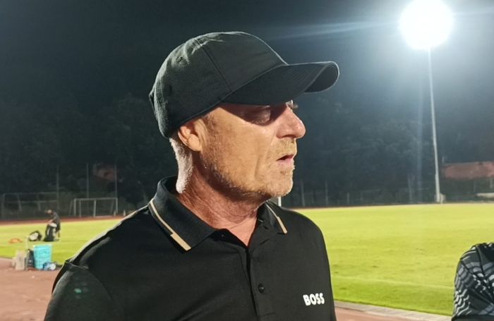 Pelatih Persis, Peter de Roo.