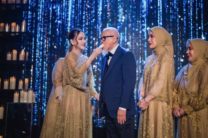 Shandy Aulia rayakan ulang tahun ayah.
