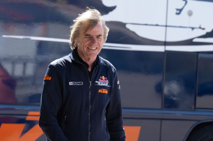 Direktur Red Bull Rookies Cup, Peter Clifford. Cliffor pernah memiliki tim balap, WCM, pada 1992-2005 dan mencetak 3 kemenangan balapan di kelas utama 500cc/MotoGP.
