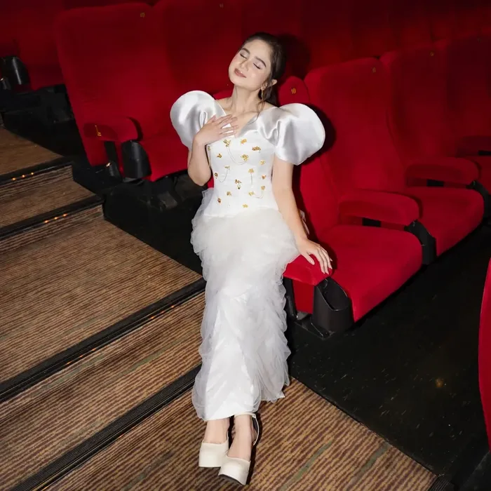 Penampilan Tissa Biani di gala premiere film Assalamualaikum Baitullah.