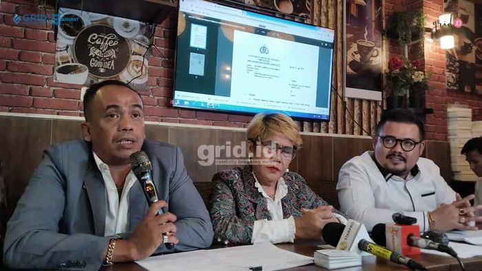 Jonboy Nababan dalam konferensi pers di kawasan Rawamangun, Jakarta Timur, Senin (14/7/2025). 