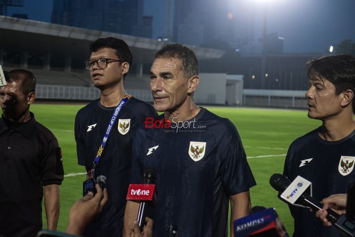 Pelatih Timnas U-23 Indonesia, Gerald Vanenburg, sedang memberikan keterangan kepada awak media di Stadion Madya, Senayan, Jakarta, Kamis (17/7/2025).