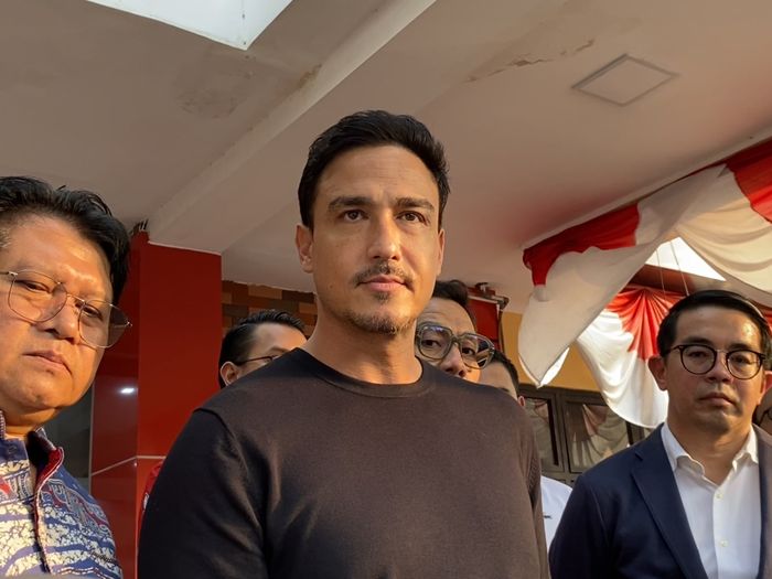 Hamish Daud ditemani kuasa hukumnya saat dijumpai di Polres Metro Jakarta Selatan pada Jumat (18/7/2025).