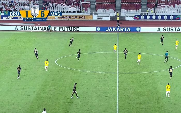 Suasana pertandingan antara Brunei Darussalam melawan Malaysia pada matchday kedua Grup A Piala ASEAN U-23 2025 di Stadion Utama Gelora Bung Karno (SUGBK), Jakarta, Jumat (18/7/2025).