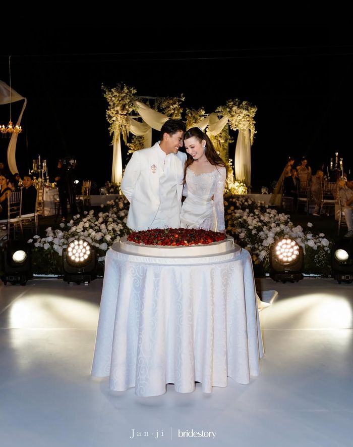 Kue pernikahan Harris Vriza dan Haviza.