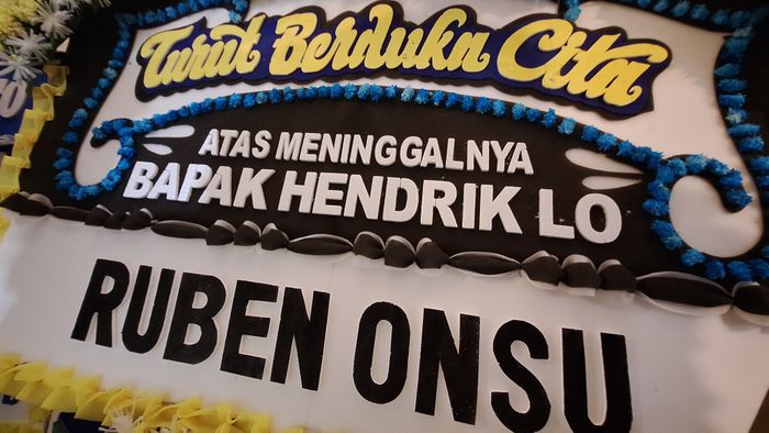 Ruben Onsu kirim karangan bunga duka cita atas meninggalnya ayah Sarwendah.