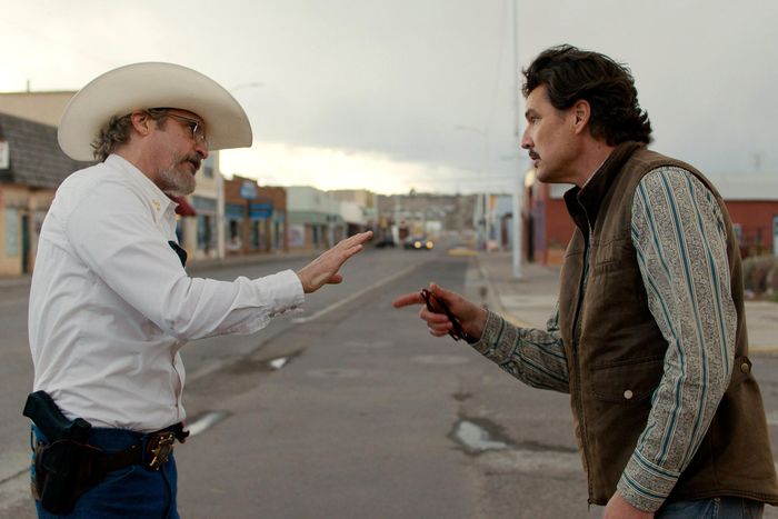 Joaquin Phoenix dan Pedro Pascal dalam film Eddington.