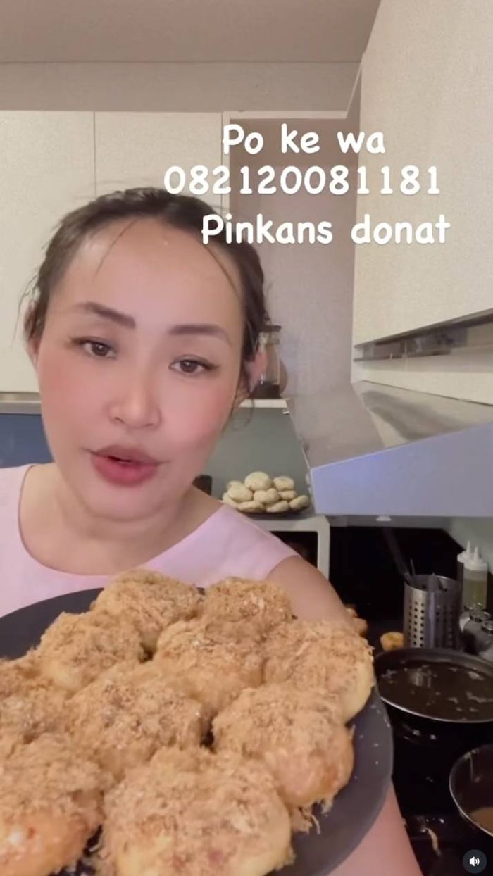 Pinkan Mambo mencantumkan nomor yang bisa dihubungi untuk memesan donat buatannya.