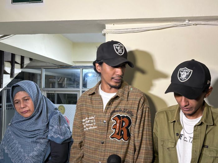 Titin Badjideh (kiri), Bintang Badjideh, dan Martin Badjideh saat ditemui di Pengadilan Negeri Jakarta Selatan, Rabu (23/7/2025) malam. 