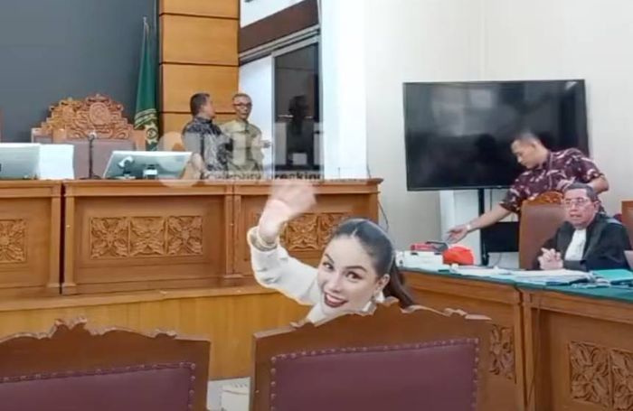 Nikita Mirzani menyapa pendukungnya yang hadir di Pengadilan Negeri Jakarta Selatan, Kamis (24/7/2025).