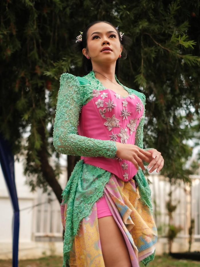 Kebaya hijau dan pink yang dikenakan Yura Yunita.