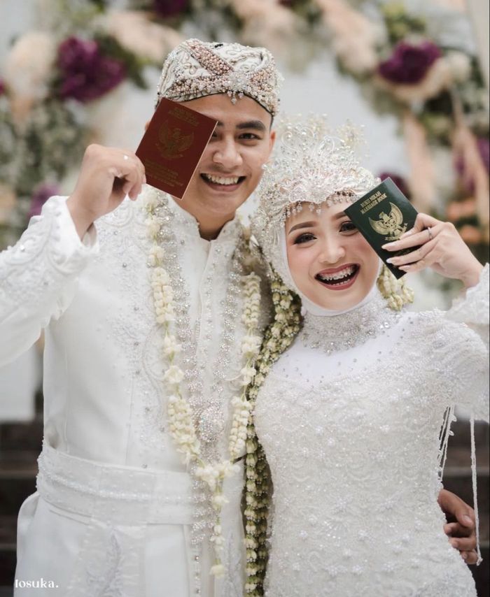 Foto memegang buku nikah saat Akad Nikah.