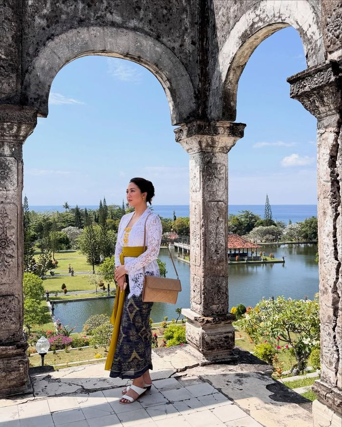 Potret tampilan menyeluruh Sherina Munaf saat mengikuti upacara Atma Wedana di pulau Bali.