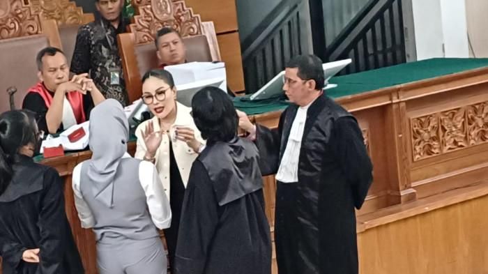 Nikita Mirzani adu mulut dengan Reza Glayds di sidang kasus pemerasan, ibunda Lolly ngamuk bahas hal ini!