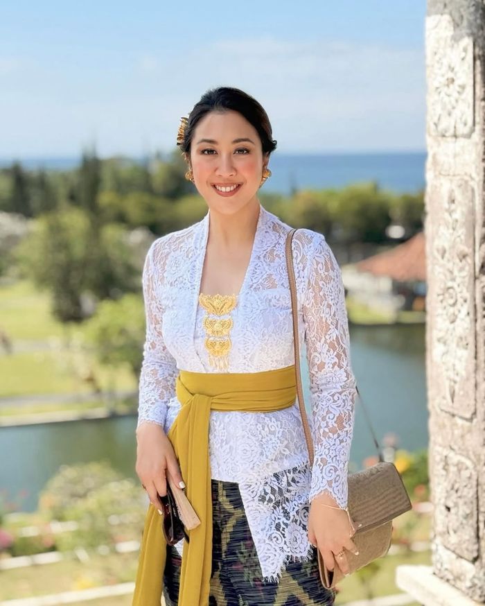 Sherina Munaf kenakan kebaya Bali.