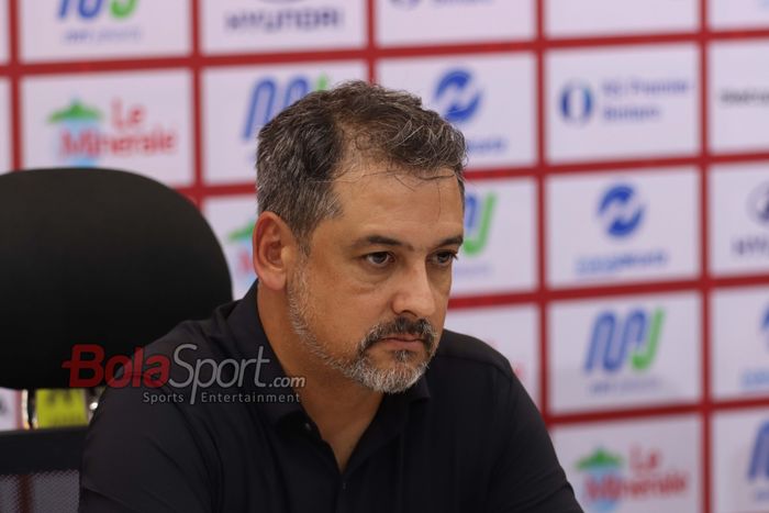 Pelatih Arema FC, Marcos Santos, sedang memberikan keterangan kepada awak media di Jakarta International Stadium (JIS), Jakarta Utara, Sabtu (26/7/2025).
