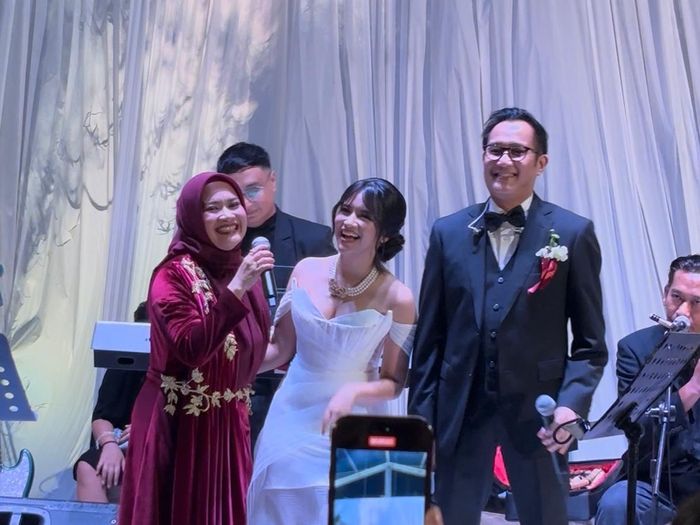Ikke Nurjanah, Aldi Bragi, dan Siti Adira Kania saat tampil bernyanyi bersama.