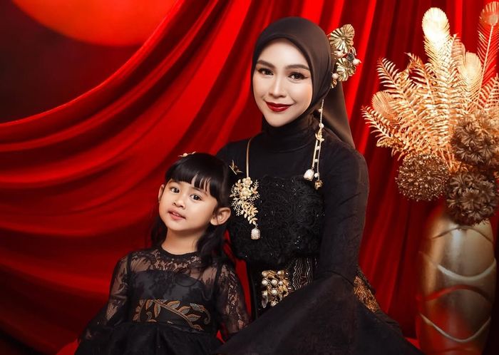 Pemotretan terbaru Ria Ricis dan Moana.