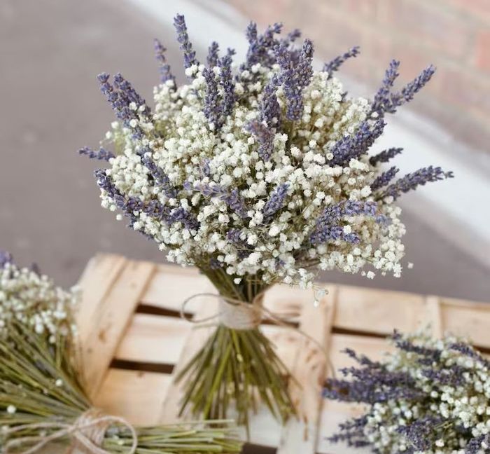 Lavender sebagai buket bunga pernikahan.